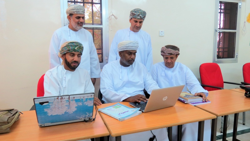 حلقة نقاشية بتعليمية الظاهرة حول مناهج كامبردج في مادة الرياضيات للصفين (7-8)