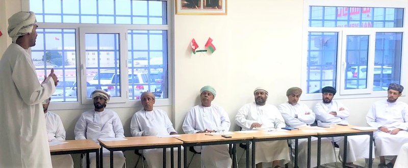 مناقشة آلية التعامل مع منظومة الإجادة لموظفي قسم الأنشطة التربوية بتعليمية ظفار