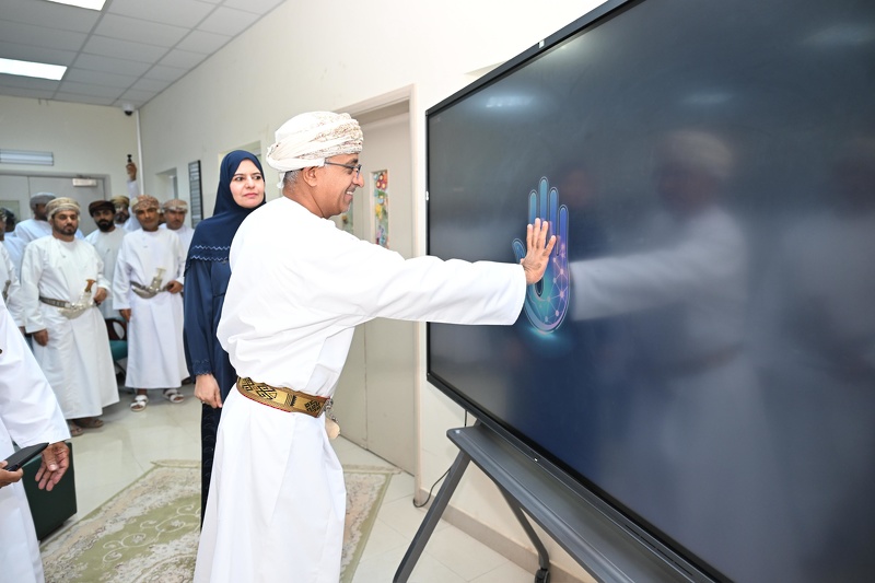 الاحتفال بافتتاح مختبر الذكاء الاصطناعي والتقنيات المتقدمة بتعليمية محافظة الظاهرة