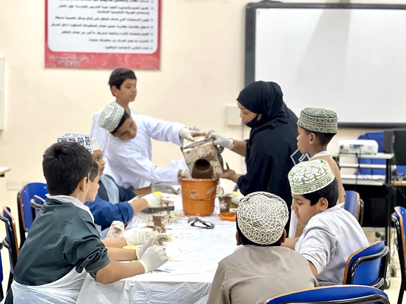 لجنة التحكيم النهائية لمسابقة القرآن الكريم تقيم طلبة الدمج الفكري والتوحد بتعليمية محافظة الظاهرة 