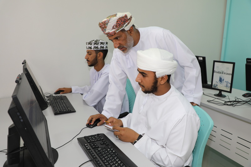 تعليمية الداخلية تفعّل مراكز الدعم الفني لتسهيل تعديل الرغبات لطلبة الدبلوم العام