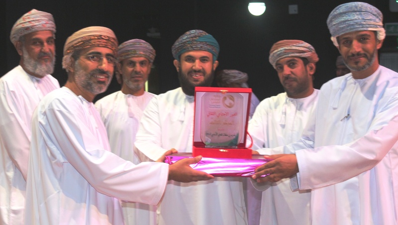 تعليمية الداخلية تكرّم المدارس الفائزة في جائزة السلطان قابوس للتنمية المستدامة