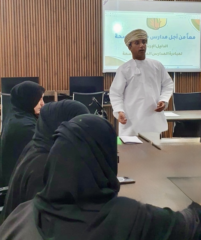 زيارة الفريق المحلي لمبادرة المدارس المعززة للصحة بتعليمية ظفار لعدد من المدارس  