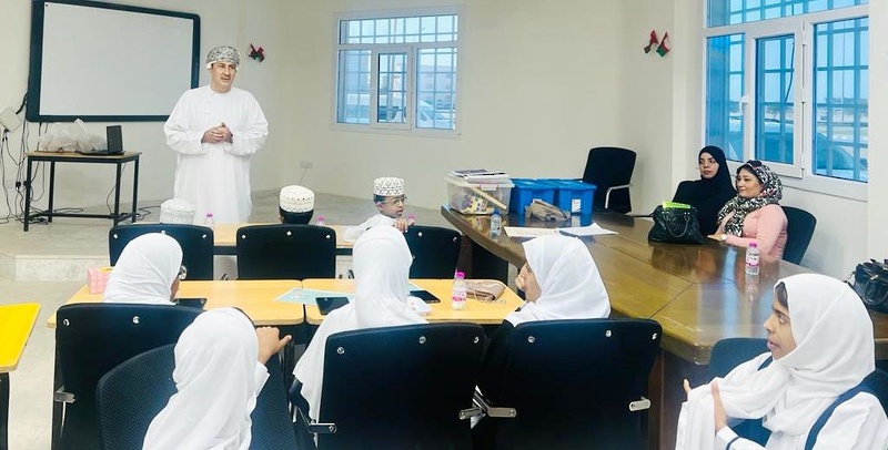 تعليمية ظفار تنظم برنامج الورش التدريبية لطلبة التربية الخاصة والتعليم المستمر احتفالا باليوم ...