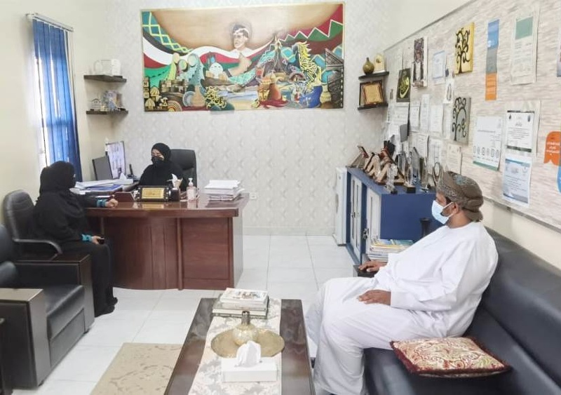 المديرة العامة بتعليمية ظفار تتفقد مراكز الاختبارات للصف الحادي عشر بولاية صلالة