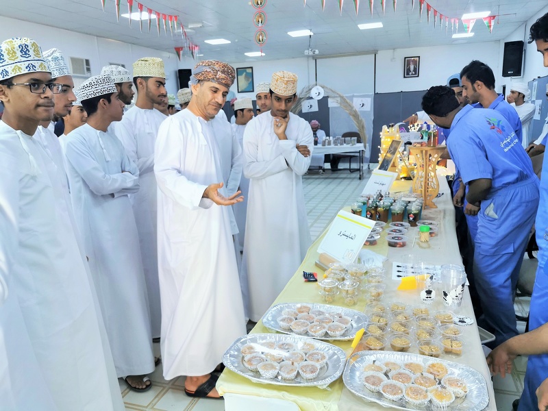 ضمن الاستعداد للأسبوع الوطني زيارة طلاب تعليمية الظاهرة لمعرض ريادة الأعمال بالكلية المهنية بعبري 