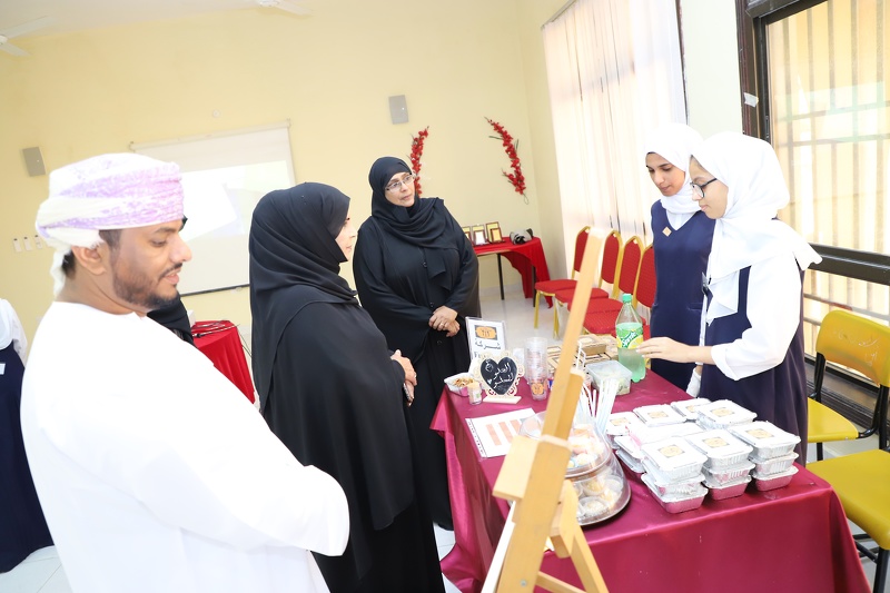افتتاح معرض الشركات الطلابية موهبتي مهنتي بمدرسة عائشة بنت أبي بكر 5-9