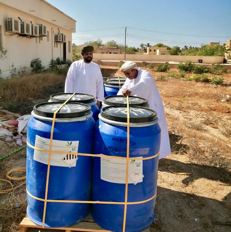 تعليمية ظفار تنفذ مبادرة  احتواء المواد الكيميائية التالفة وعديمة الصلاحية من المدارس الحكومية