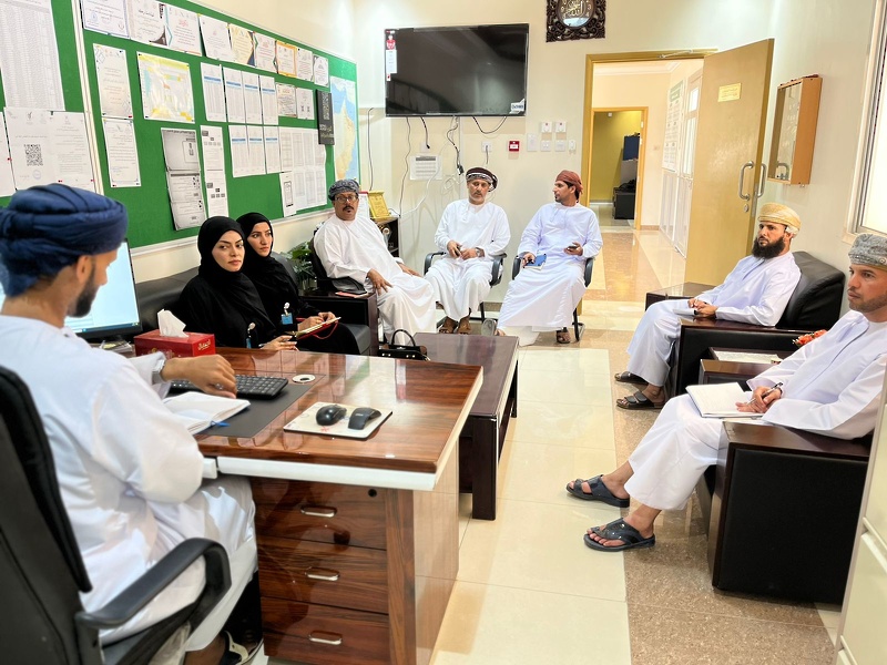 فريق مبادرة تطوير منظومة النقل المدرسي يزور مدارس المحافظة