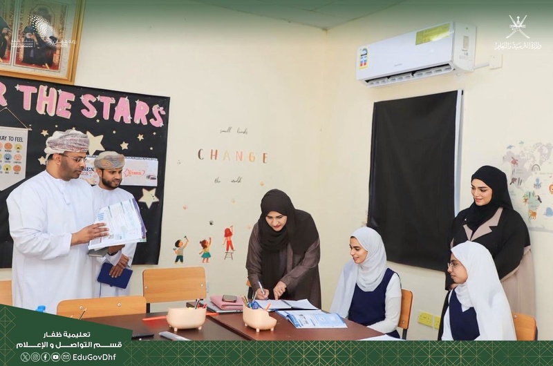 المديرة العامة لتعليمية ظفار تقوم بزيارة ميدانية لعدد من مدارس ولاية ضلكوت