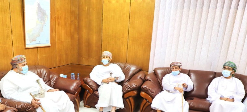 بدعم من شركة تيثيز أويل منتصر ليمتد  توزيع أجهزة لوحية لطلبة مدارس ولاية مقشن بمحافظة ظفار 