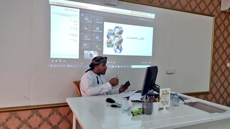 شرح دليل مسابقات الروبوت والذكاء الاصطناعي لمدربي الفرق بتعليمية البريمي