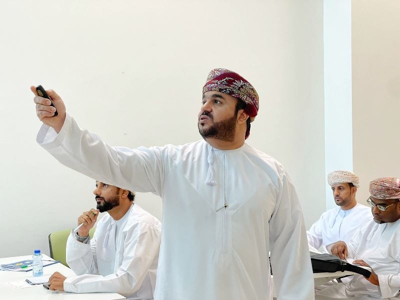 ختام برنامج التسويق المعلوماتي وتصميم المحتوى التعليمي لمراكز مصادر التعلم بتعليمية ظفار