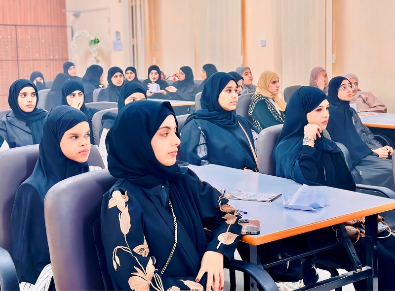 فعاليات تدريبية متميزة في مركز درة ظفار الصيفي لتنمية مهارات الطالبات