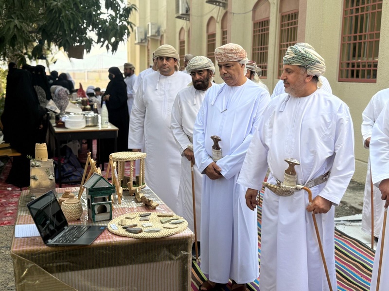 (شراكتنا المجتمعية في بيئتنا المدرسية) بمدرسة أم ذر الغفاري بالبريمي