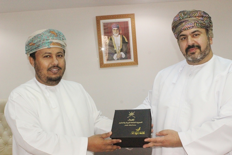  الشيخ الدكتور مدير عام تعليمية ظفار يكرم كفاءات تربوية