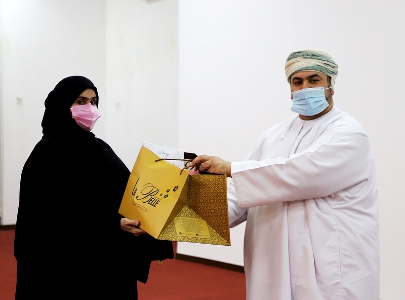 تعليمية ظفار تكرم عدد من التربويات بمناسبة يوم المرأة العمانية