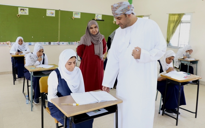 ٥٨٦٧ طالباً وطالبة يؤدون امتحانات دبلوم التعليم العام في 36 مركزا بجنوب الباطنة