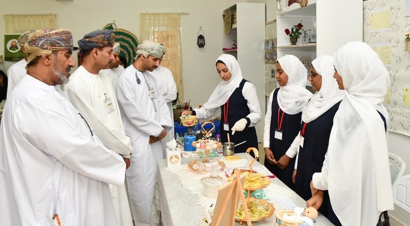اللجنة المركزية لتقييم جائزة السلطان قابوس للتنمية المستدامة تواصل زياراتها لتعليمية الداخلية