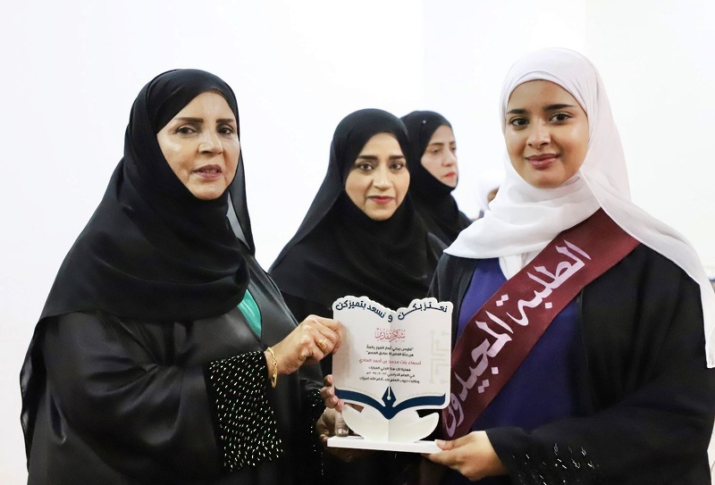 مدرسة السعادة للتعليم الاساسي(11-12) تحتفل بتكريم الطلبة المجيدين
