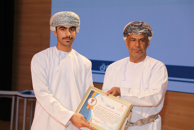 تعليمية الداخلية تكرم طلبتها المجيدين في التحصيل الدراسي 