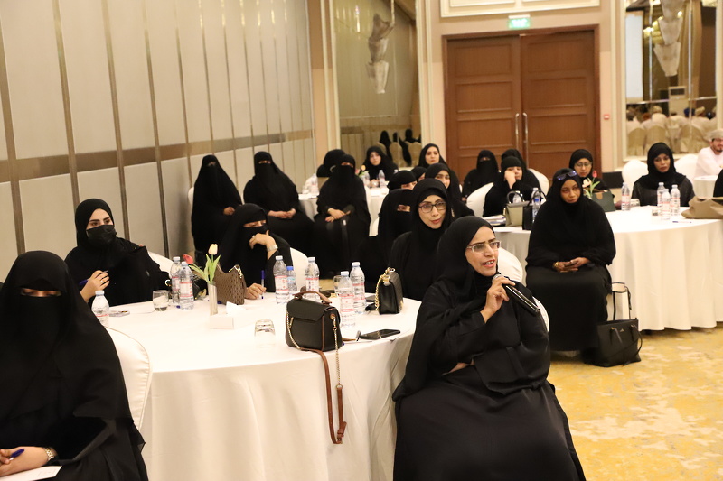 مناقشة جهود تطوير التعليم المدرسي الخاص بتعليمة ظفار