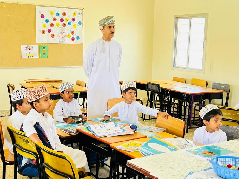 مدير عام تعليمية ظفار يواصل زياراته الميدانية لعدد من مدارس ولاية صلالة   