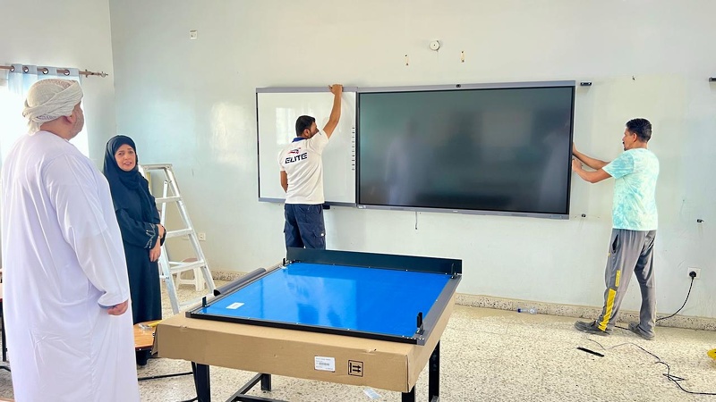 تطبيق مشروع الشاشات التفاعلية لتعزيز البيئة الصفية الرقمية بمدارس البريمي