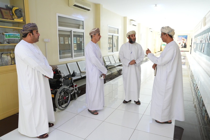 اللجنة الفرعية لإدارة الحالات الطارئة بتعليمية جنوب الباطنة تزور عدد من مدارس المحافظة