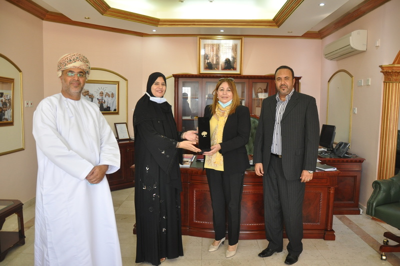 مديرة تعليمية محافظة الظاهرة تستقبل هادية التركي ممثلة الوكالة التونسية للتعاون الفني بالسفارة ...