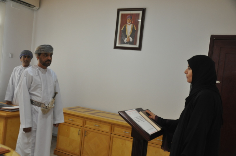 المديرة العامة للتربية والتعليم لمحافظة الظاهرة تؤدي قسم اليمين كعضوة للمجلس البلدي بالظاهرة 