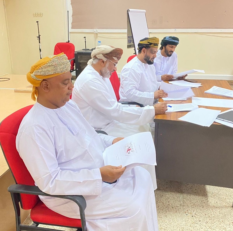 اسدال الستار عن جائزة الإبداع الأدبي لطلبة المدارس للجمعية العمانية للكتاب والأدباء بتعليمية ظفار