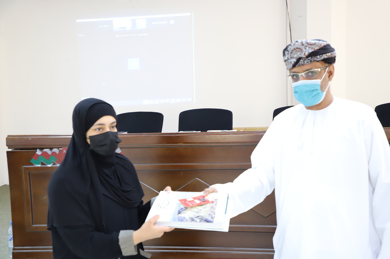 الدكتورة المكلفة بأعمال المدير العام تلتقي بأعضاء لجنة التقنيات الجغرافية الحديثة بمحافظة ظفار.