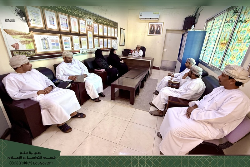 المديرة العامة بتعليمية ظفار تزور مدرسة أنس بن مالك للبنين لمتابعة سير العملية التعليمية