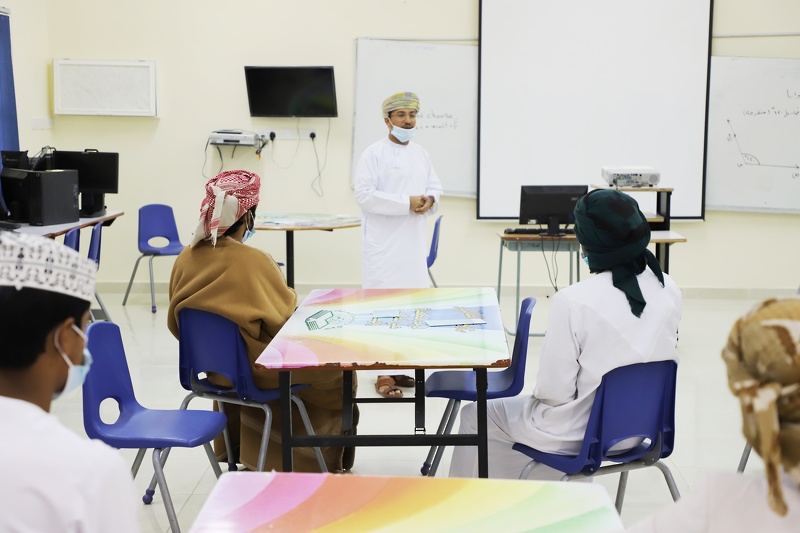 المدير العام المساعد لشؤون التخطيط وتنمية الموارد البشرية وتقنية المعلومات بتعليمية ظفار يزور عدد ...