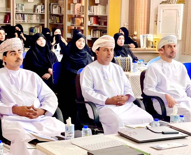 افتتاح ملتقى غراس التقنية بمدرسة عوقد بصلالة