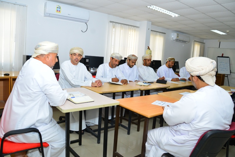 اللقاء الأول لمدير دائرة الاشراف التربوي مع أعضاء قسم إشراف الإدارة المدرسية