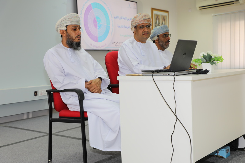 تعليمية الداخلية تنفذ البرنامج التدريبي الأول لفرق التقويم الذاتي بالمدارس المستهدفة بالمراجعة ...