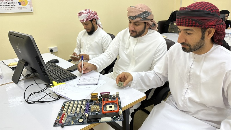ختام البرنامج التدريبي (فنيون ذو كفاءة عالية في التعامل مع العتاد الصلب للحاسب الآلي)