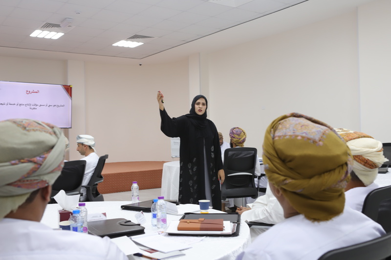 قسم التدريب والتأهيل يختتم حزمة البرامج التدريبية للعام 2024 بتعليمية جنوب الباطنة