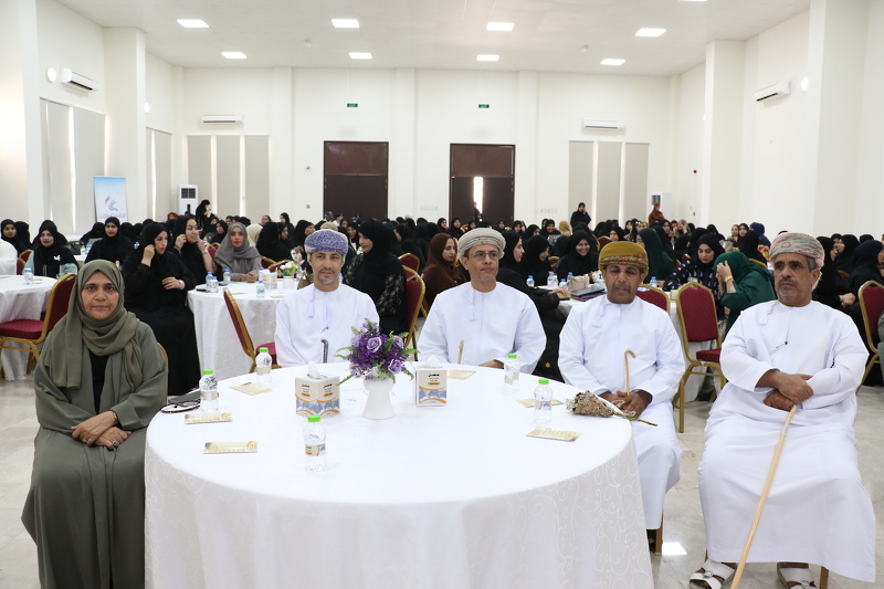 تعليمية جنوب الباطنة تحتفل بتخريج دارسات  الصف الثالث محو الأمية