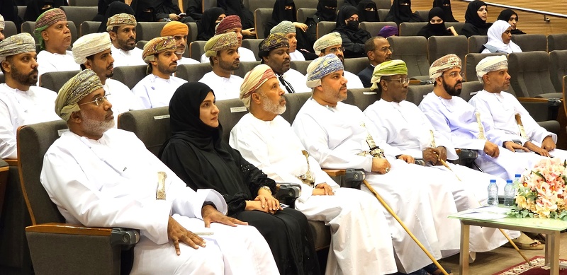 تكريم الطلبة الفائزين بجائزة الإبداع الأدبي بمدارس تعليمية ظفار