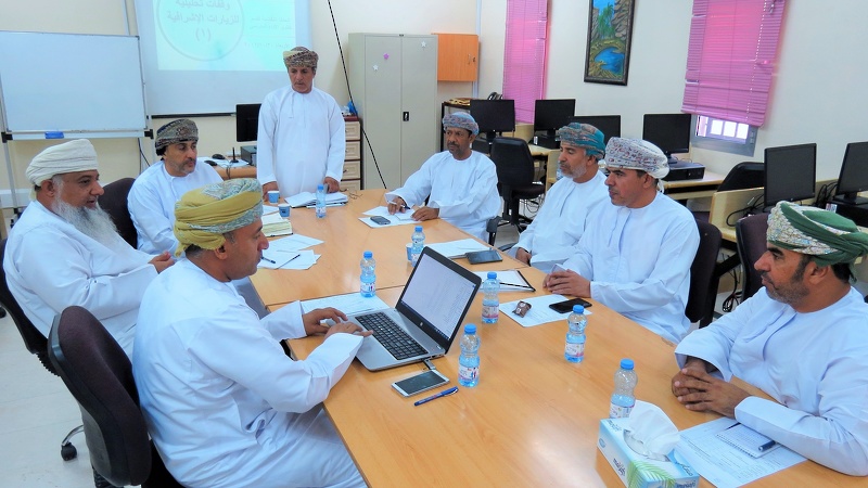 وقفات تحليلية للزيارات الإشرافية ضمن الحلقة النقاشية لقسم تطوير الأداء المدرسي بتعليمية الظاهرة
