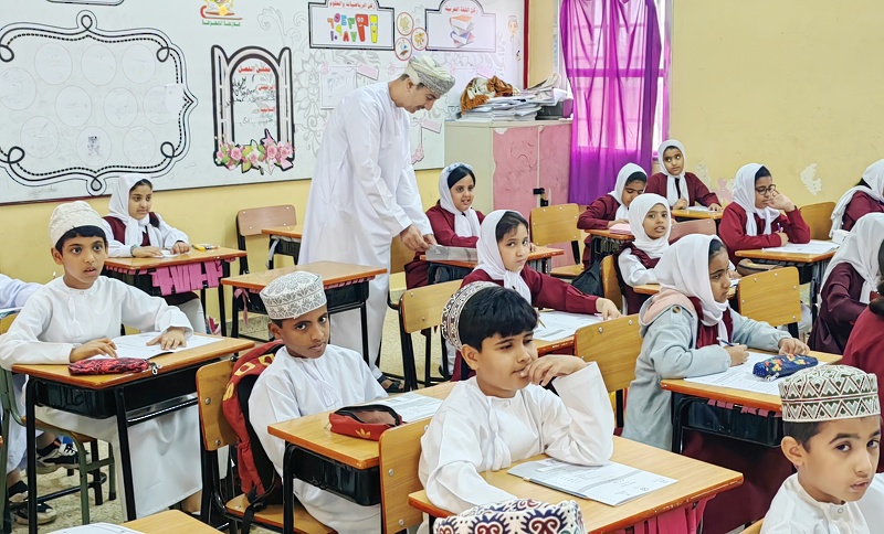 مدير عام تعليمية ظفار يزور الاختبارات الوطنية للصفوف المرحلية بتعليمية ظفار