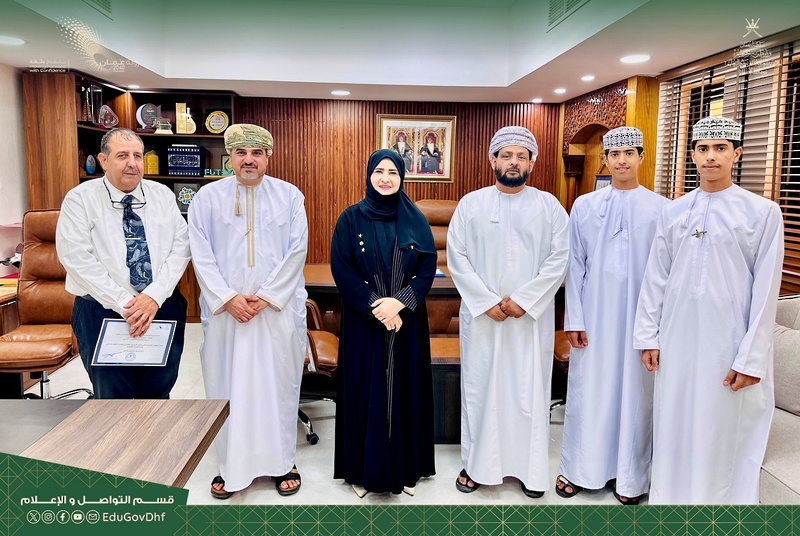 تعليمية ظفار تكرّم عددًا من التربويين والطلبة المجيدين في عدد من الأنشطة والبرامج والمبادرات ...