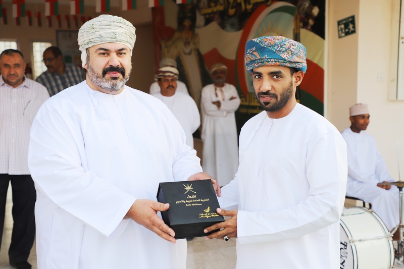 المديرية العامة للتربية والتعليم بمحافظة ظفار تكرم نخبة من المعلمين المجيدين بمناسبة يوم المعلم
