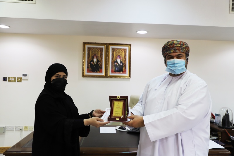 مدير عام تعليمية ظفار يكرم عدد من موظفي قسم التوعية التربوية والرعاية الطلابية 