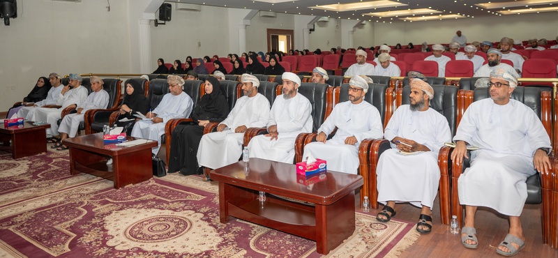 مناقشة المستجدات التربوية بمدارس تعليمية محافظة الظاهرة