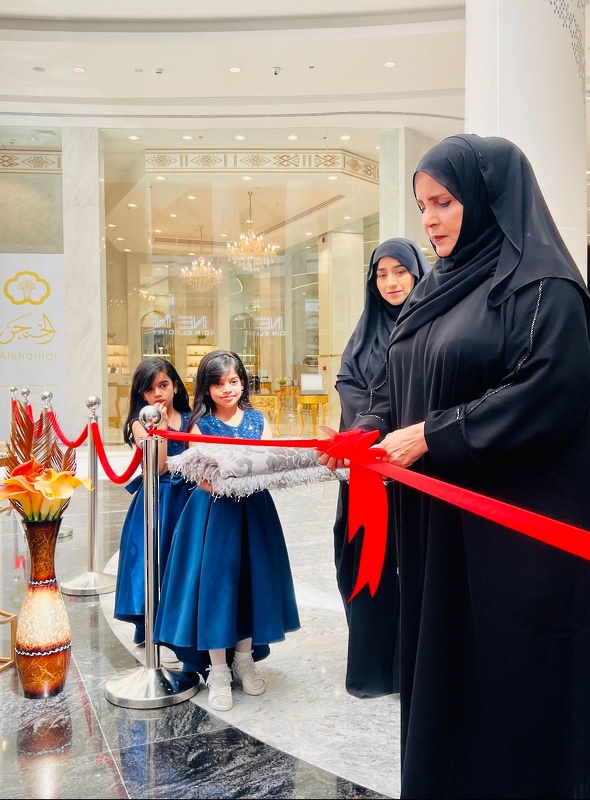 افتتاح المعرض الطلابي الفني أنامل في سماء الإبداع  لمدرسة السعادة للتعليم الأساسي (١٠-١٢)  