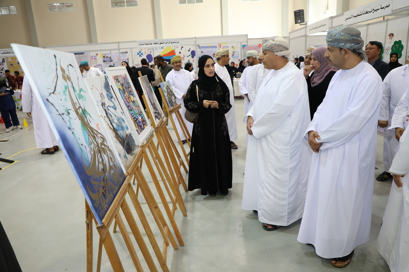 تعليمية الداخلية تشارك في معرض الوسائل والمبادرات للمدارس المطبقة لبرنامج التربية الخاصة بجامعة نزوى